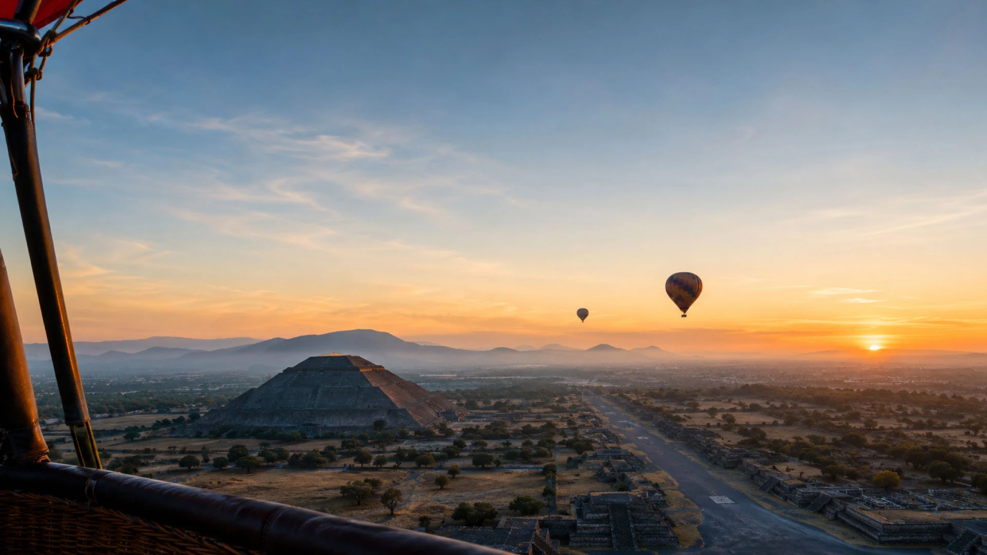 Globos aerostáticos al amanecer sobre las pirámides de Teotihuacán