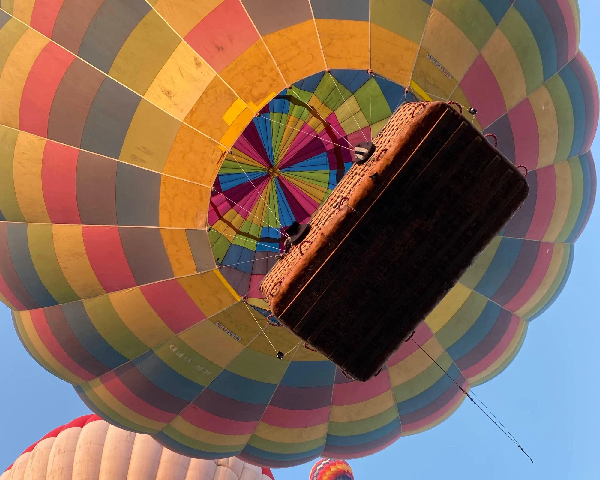 Equipo de Ori Memories acompañando a los pasajeros antes del vuelo